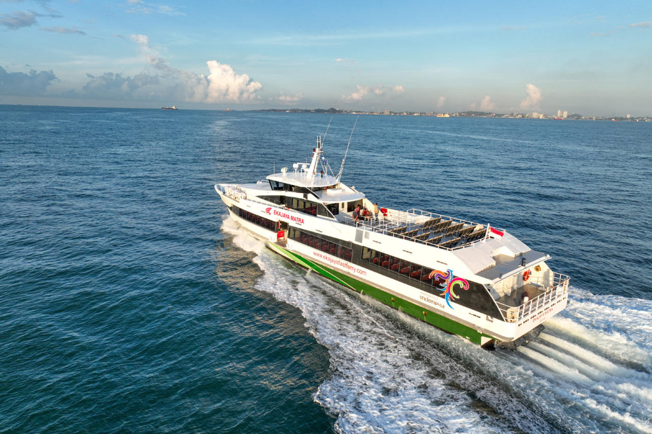 A boat named Gili Wanders